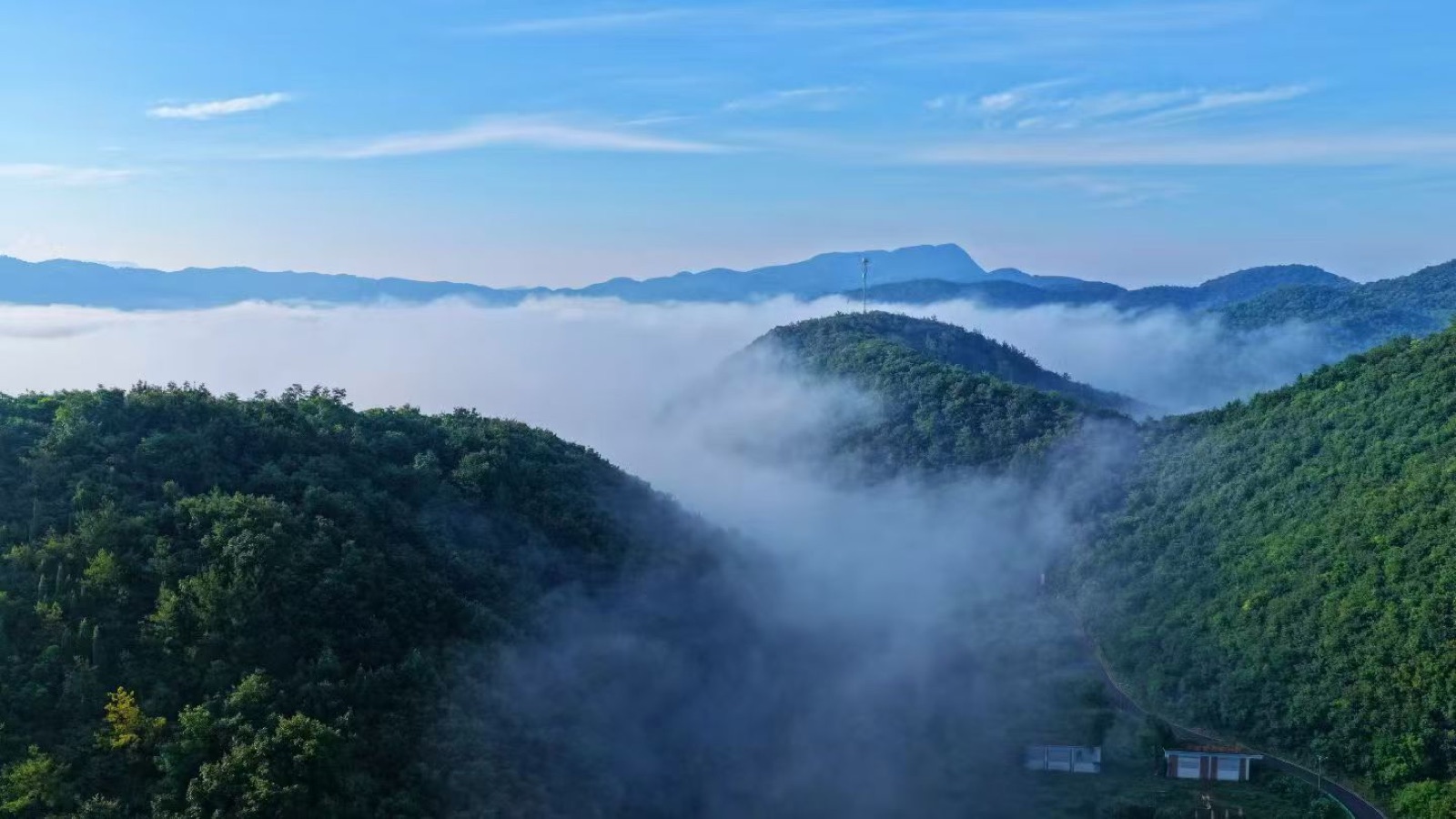 云海山峦航拍作品